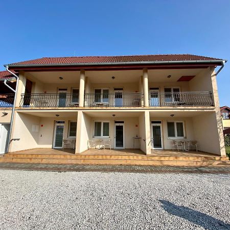 Apartmánový dom Flóra Veľký Meder Esterno foto