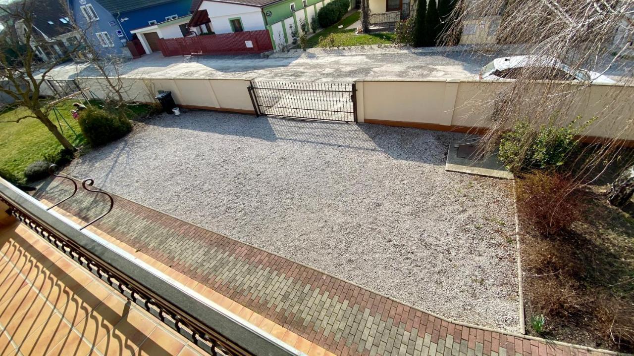 Apartmánový dom Flóra Veľký Meder Esterno foto
