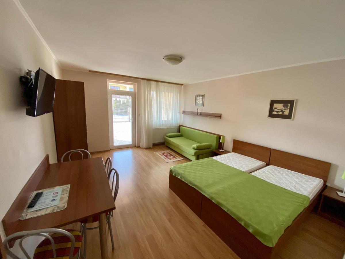 Apartmánový dom Flóra Veľký Meder Esterno foto